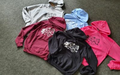 SV bietet Hoodies und T-Shirts mit kreativem Logo zum Verkauf an