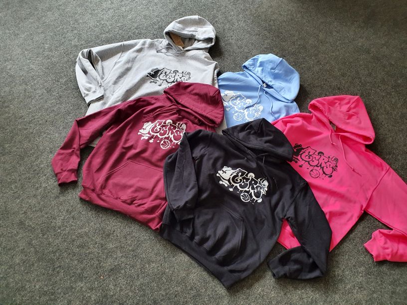 SV bietet Hoodies und T-Shirts mit kreativem Logo zum Verkauf an